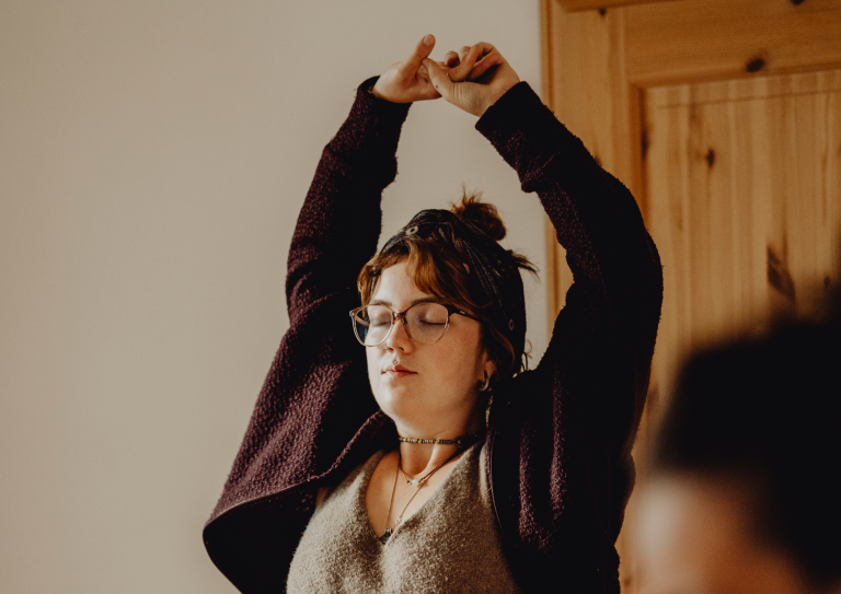 Frau spürt sich beim Tanzen Frauenretreat