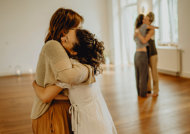 Sisterhood Umarmung Frauenretreat