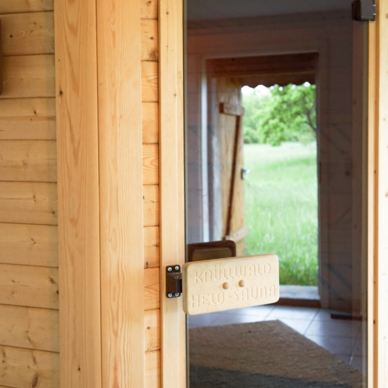 Selbstliebe und Selbstfürsorge in der Sauna beim Frauenretreat Soft & Wild Together mit Einfach Sein