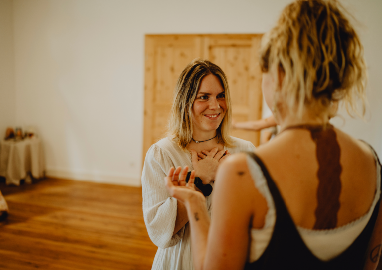 Begegnung zwischen zwei Freundinnen mit Achtsamkeit und Tiefe