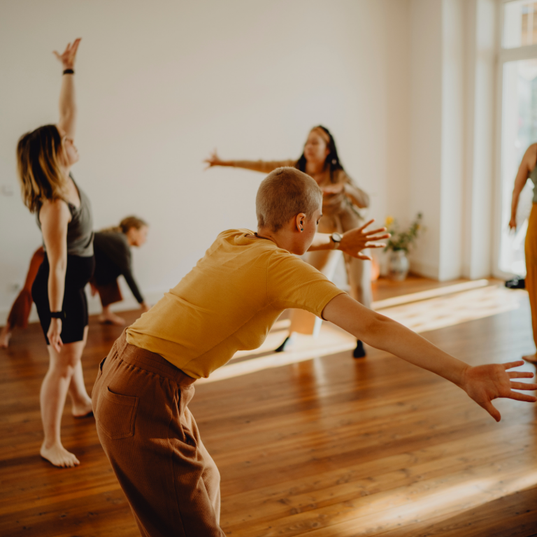 Frauen Tanzen in Gemeinschaft und spüren sich, Emobodiment, Somatic Movement beim Frauenretreat Soft & Wild Together