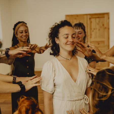 Glückliche Frauen beim Selbstliebe Retreat in Brandenburg