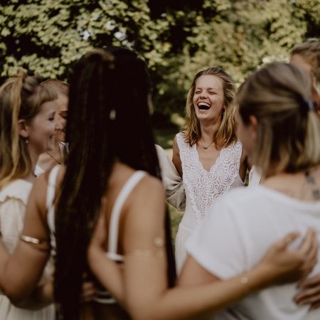 Gruppenumarmung beim Frauenretreat in Brandenburg