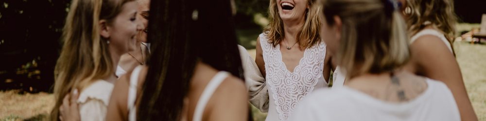 Gruppenumarmung beim Frauenretreat in Brandenburg